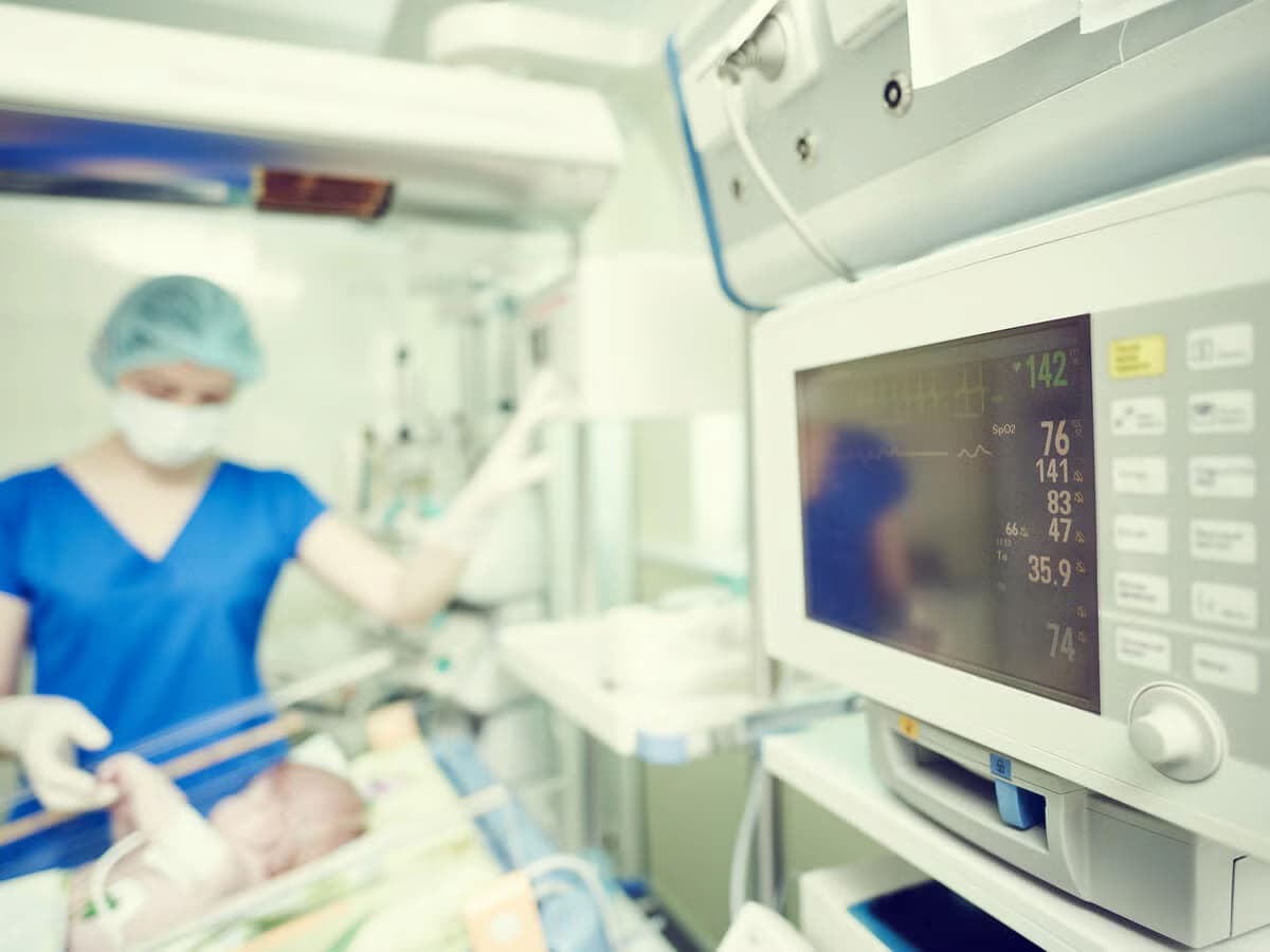 Personal médico operando equipo en un quirófano